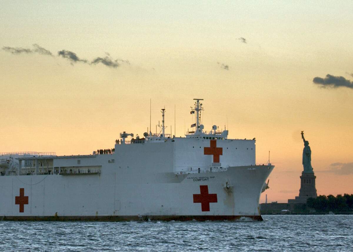 Navire-hôpital de la Marine américaine USNS Comfort (T-AH 20) en route vers Manhattan | (U.S. Navy photo by Petty Officer 1st Class Preston Keres).