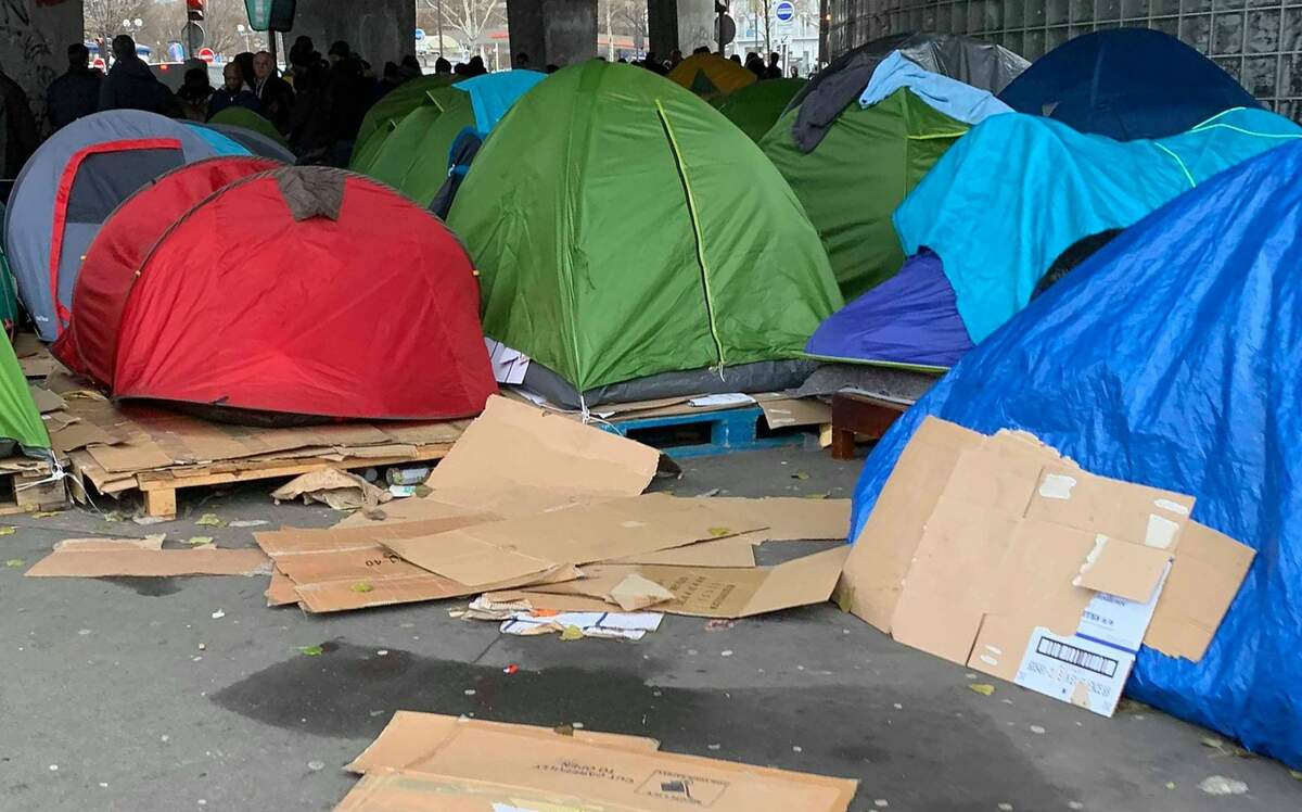 Camp de migrants situé au marché aux puces de Saint-Ouen (Paris, 2019) | Wikimédia