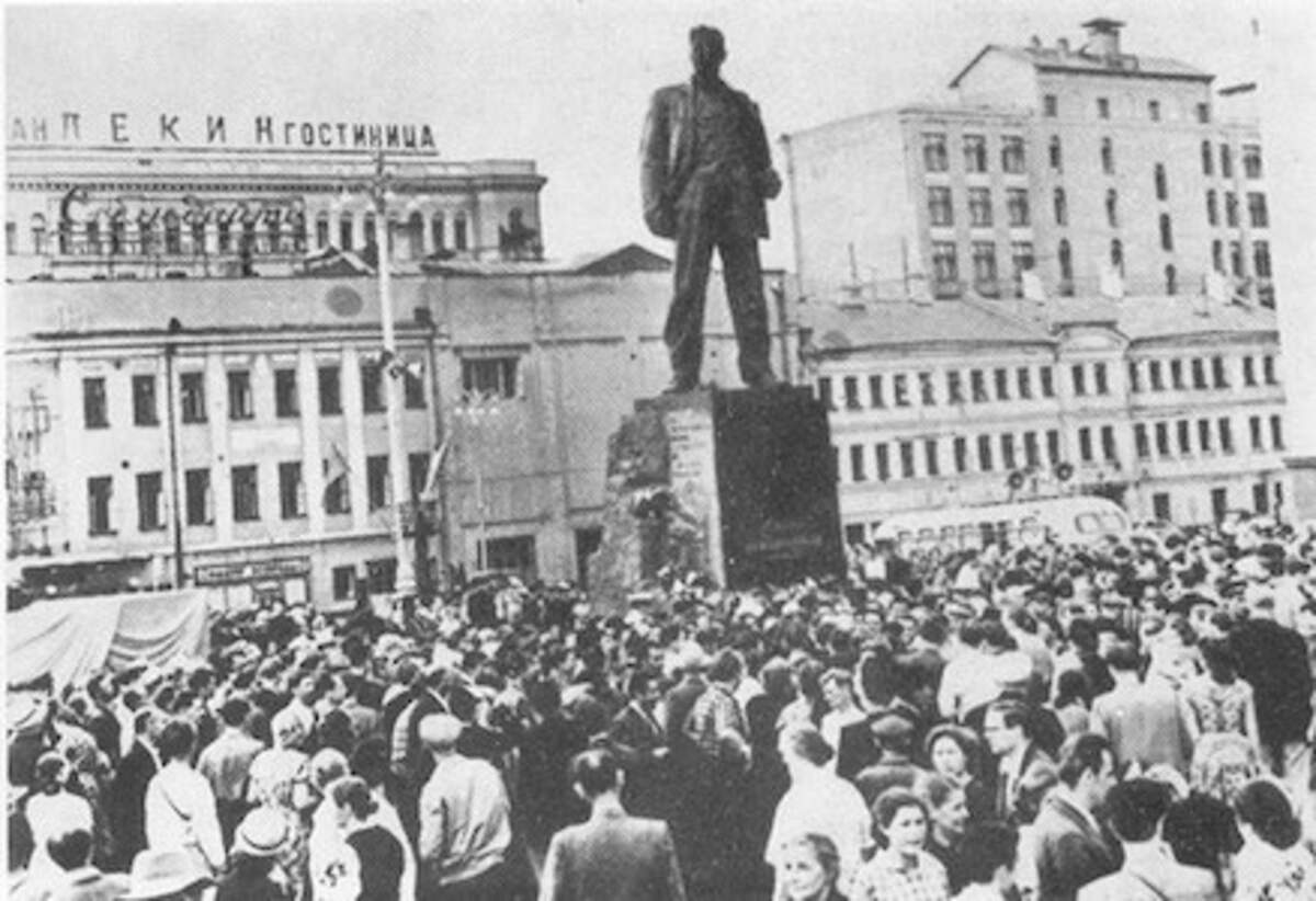 Lecture de poésie sur la place Maïakovki à Moscou