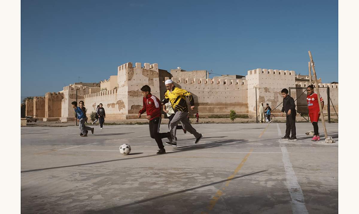 Joseph Ouechen, Grand-père jouant au foot avec des enfants, Taroudant, Maroc, 2018 © Joseph Ouechen