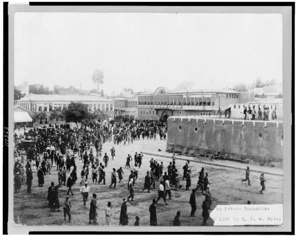 Foule devant une prison à Damas (1895) © Robert E.M. Bain