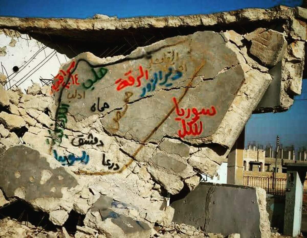 Graffiti Saraqeb 2014, La Syrie pour tous : Damas, Soueïda, Deraa, Homs, Hama, Lattaquié, Idlib, Alep, Raqqa, Deir ez-Zor, Qamichli (source : Les Murs d’Idlib, Mémoire Créative). 
