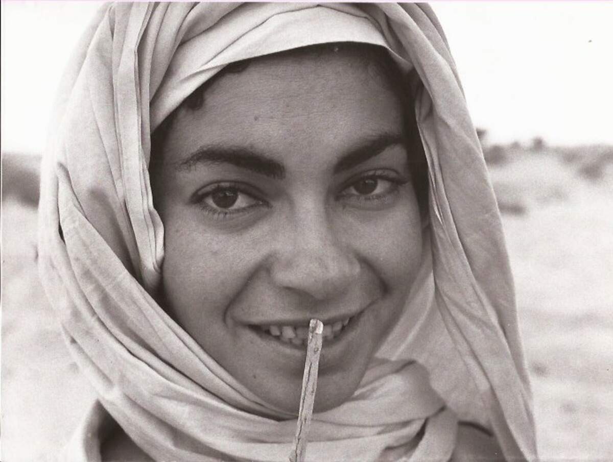 Jocelyne Saab sur le tournage de Le Sahara n’est pas à vendre en 1976 (© Collection d’Artiste-Nessim Ricardou)