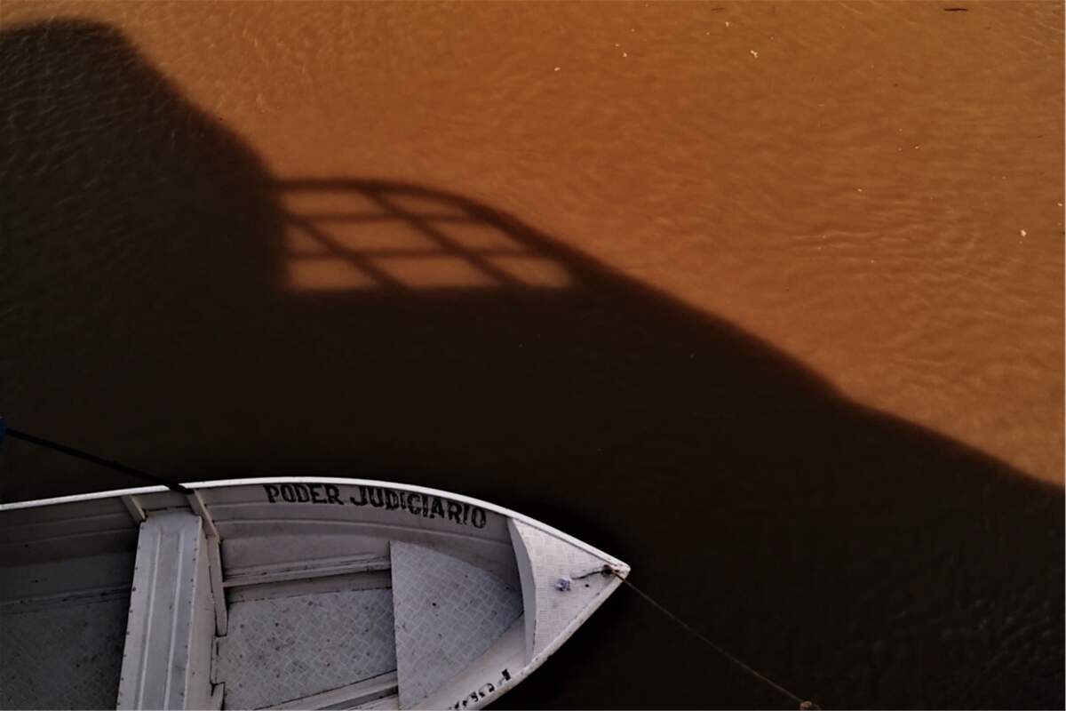 Une barque du pouvoir judiciaire flotte sur l’Amazone. Elle permet aux juges d’atteindre les communautés les plus difficiles d’accès, afin d’y résoudre les conflits locaux. Archipel du Bailique, Etat de l’Amapa, octobre 2016 © Lauriane Dos Santos