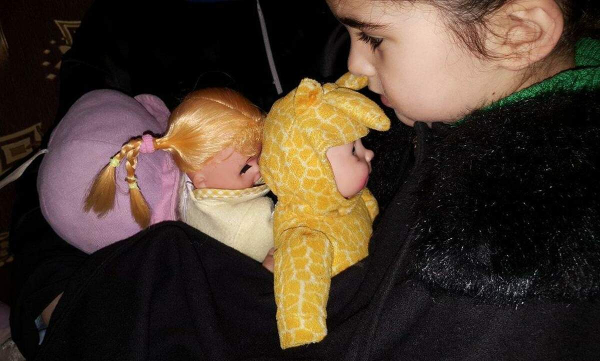 Maya, la fille de Nivin, ne veut pas abandonner ses poupées