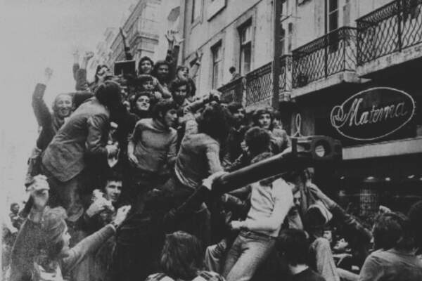 Cinquante ans après la « révolution des Œillets »