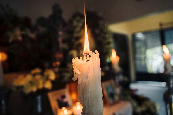 Comment les familles entourent leurs morts
