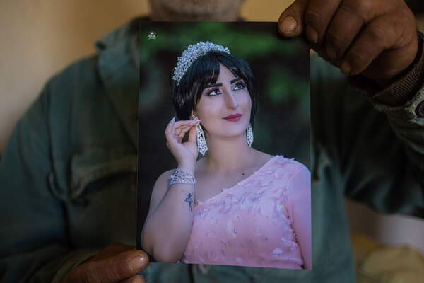 Dans la double vie d’une coiffeuse syrienne accusée de torture dans les prisons d’Assad