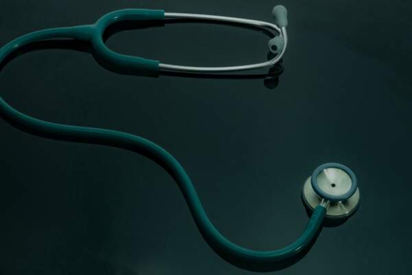 Comment supprimer l’aide médicale de l’État sans passer par une loi
