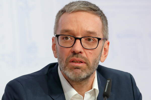 Le nationaliste Herbert Kickl aux portes du pouvoir en Autriche