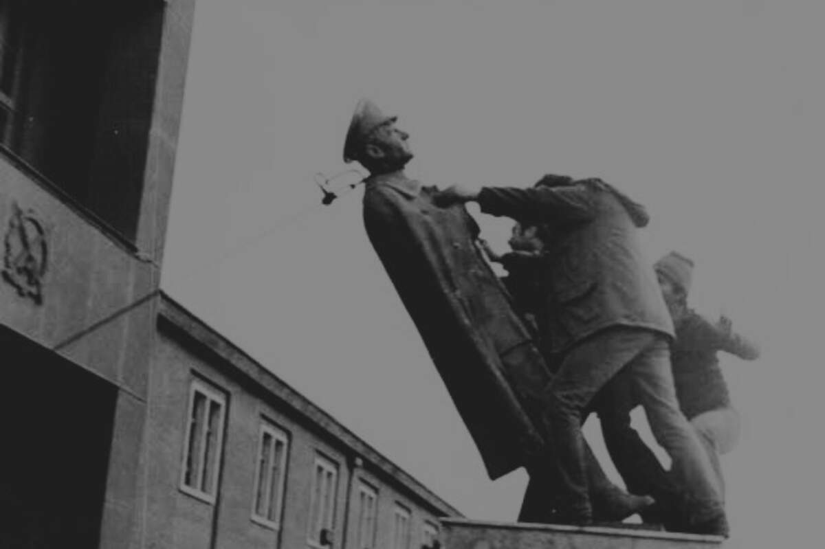 Retrait de la statue du Shah par des révolutionnaires à l’université de Téhéran, 1978 © Wikimedia Commons
