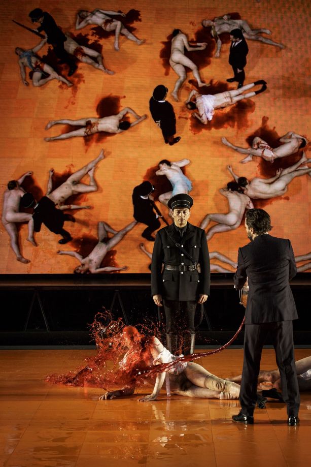 La Nuit des Longs Couteaux vue par Ivo van Hove. Au sol, Konstantin von Essenbeck (Denis Podalydès), de dos Friedrich Bruckman (Guillaume Gallienne), de face Aschenbach (Éric Genovèse). © Christophe Raynaud de Lage / Festival d'Avignon.