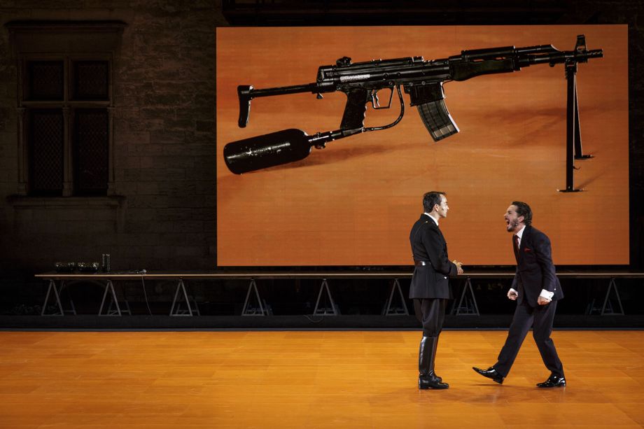 Friedrich Bruckman (Guillaume Gallienne) ne parviendra plus à sortir de l’emprise d’Aschenbach (Éric Genovèse). © Christophe Raynaud de Lage / Festival d'Avignon.