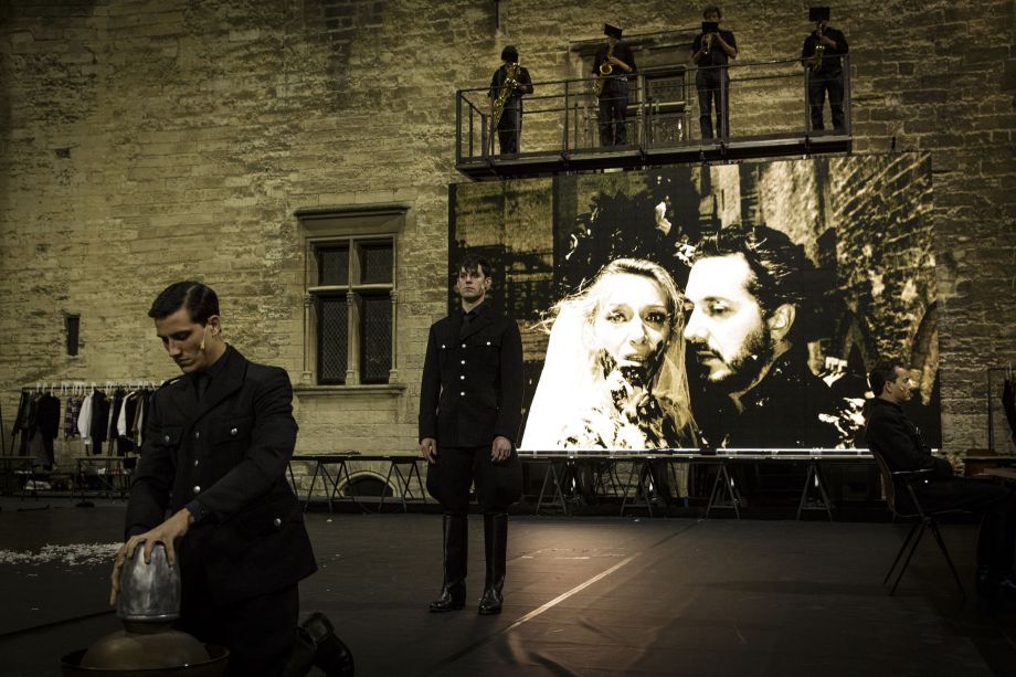 Martin von Essenbeck (Christophe Montenez, au centre) transformera le mariage de sa mère la Baronne Sophie (Elsa Lepoivre) et de Friedrich Bruckman (Guillaume Gallienne) en noces de cendres. © Christophe Raynaud de Lage / Festival d'Avignon.
