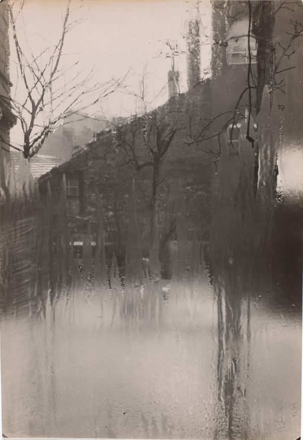 La Fenêtre de mon atelier, vers 1940–1948. Josef Sudek. Épreuve gélatino-argentique, 17 × 11, 2 cm. Musée des beaux-arts du Canada, Ottawa. Don anonyme, 2010. © Succession de Josef Sudek