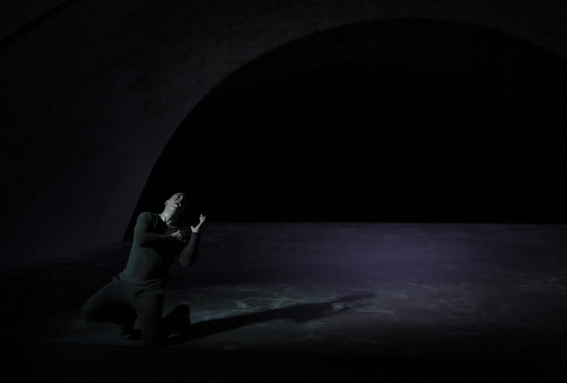 Yann Boudaud porte le texte de Georg Trakl, mis en scène par Claude Régy (© Pascal Viktor/ArtComArt)