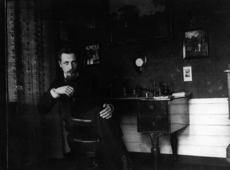 Rainer Maria Rilke in his study, around 1905 © bpk 
