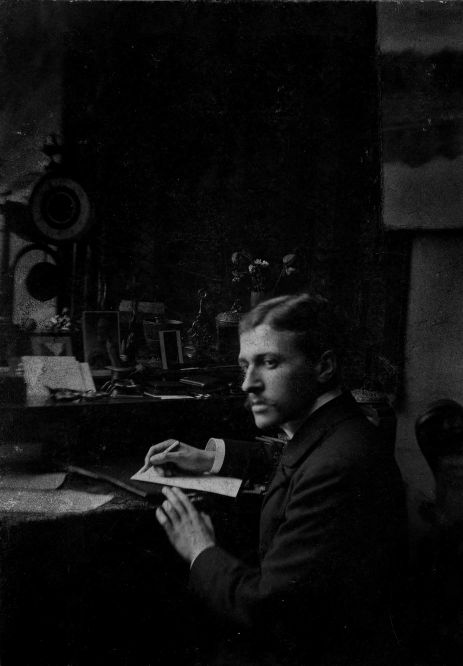 Hugo von Hofmannsthal at the desk, around 1899/1900 © Freies Deutsches Hochstift / Frankfurter Goethe-Museum 