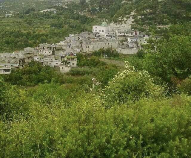 Deux photos prises du village de Toffahiya dans la campagne nord d'Idlib. avant et après 7 frappes aériennes russes, le 6 janvier 2018. 