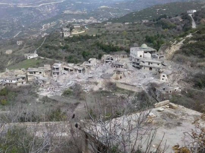 Deux photos prises du village de Toffahiya dans la campagne nord d'Idlib. avant et après 7 frappes aériennes russes, le 6 janvier 2018.