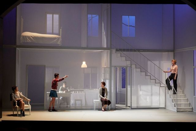 1 Une scénographie blanche. Suliane Brahim (L’Aînée), Jennifer Decker (La Seconde), Rebecca Marder (La Plus Jeune), Clothilde de Bayser (La Mère), et Cécile Brune (La Plus Vieille). Photo Christophe Raynaud de Lage, coll. CF.