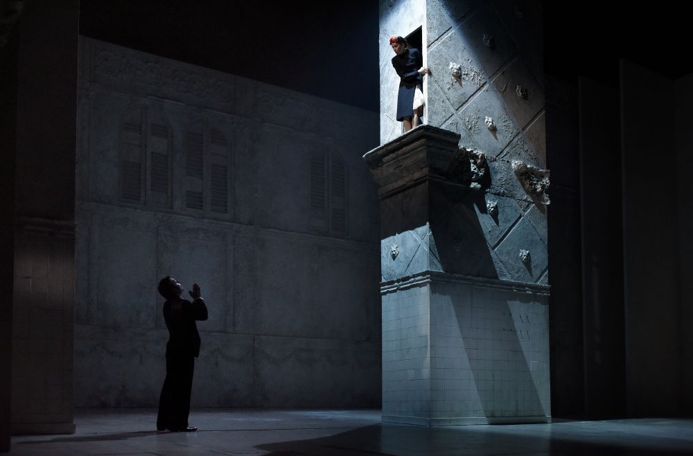 Roméo (Jérémy Lopez) et Juliette (Suliane Brahim) à la Comédie Française © Vincent Pontet