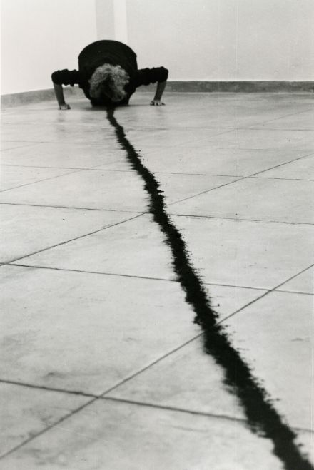 Dentro de mim [À l’intérieur de moi], 1998. Photographie noir et blanc, 185 × 122 cm, Coll. Fundacao Luso-Americana para o Desenvolvimento, en depot a la Fundacao de Serralves – Museu de Arte Contemporanea, Porto. Photo : Laura Castro Caldas et Paulo Cintra, courtesy FLAD, Lisbonne